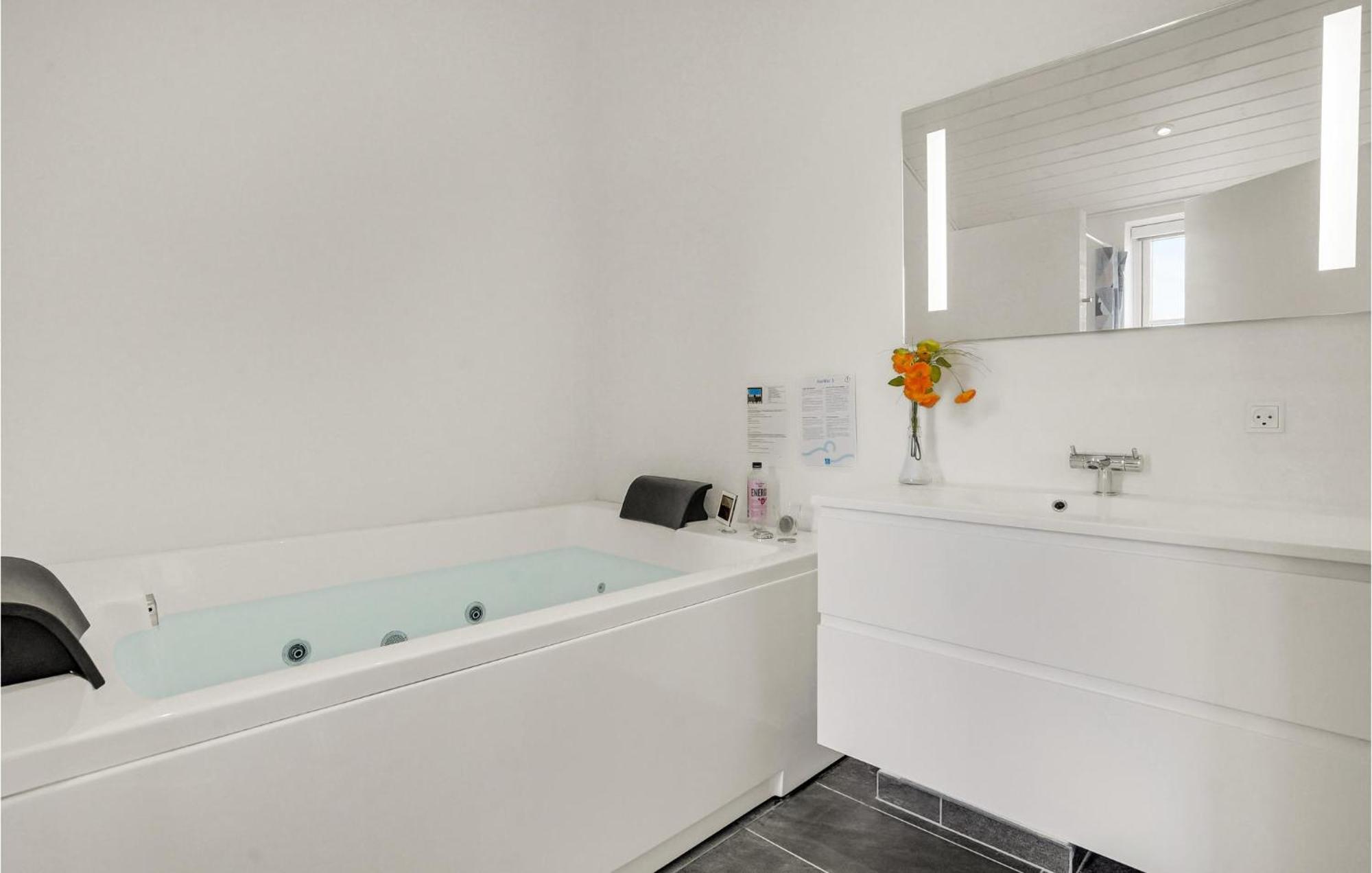 Amazing Home In Blavand With Wifi Luaran gambar